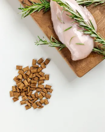 Хрумкі ласощі Savory Snack Подушечки для заохочення котів, контроль шерстяних кульок, 60 г — Фото 4