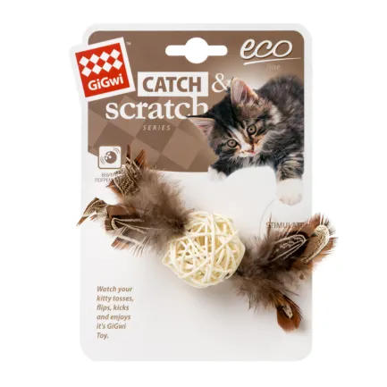 Іграшка для котів Плетений м'ячик з дзвіночком і пір'ям GiGwi Catch&amp;scratch перо, дерево, 13 см — Фото 1