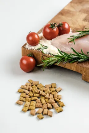 Хрумкі ласощі Savory Snack Подушечки для вибагливих котів, з куркою та сиром, 60 г — Фото 4